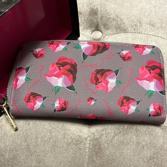 Betsey Johnson boxed wallet in gray with pink floral design - Picture 4 of 9